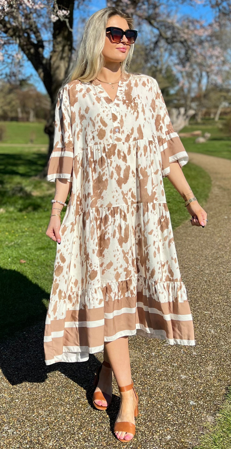 Kammy kjole med malerisk mønster camel LikeLondon
