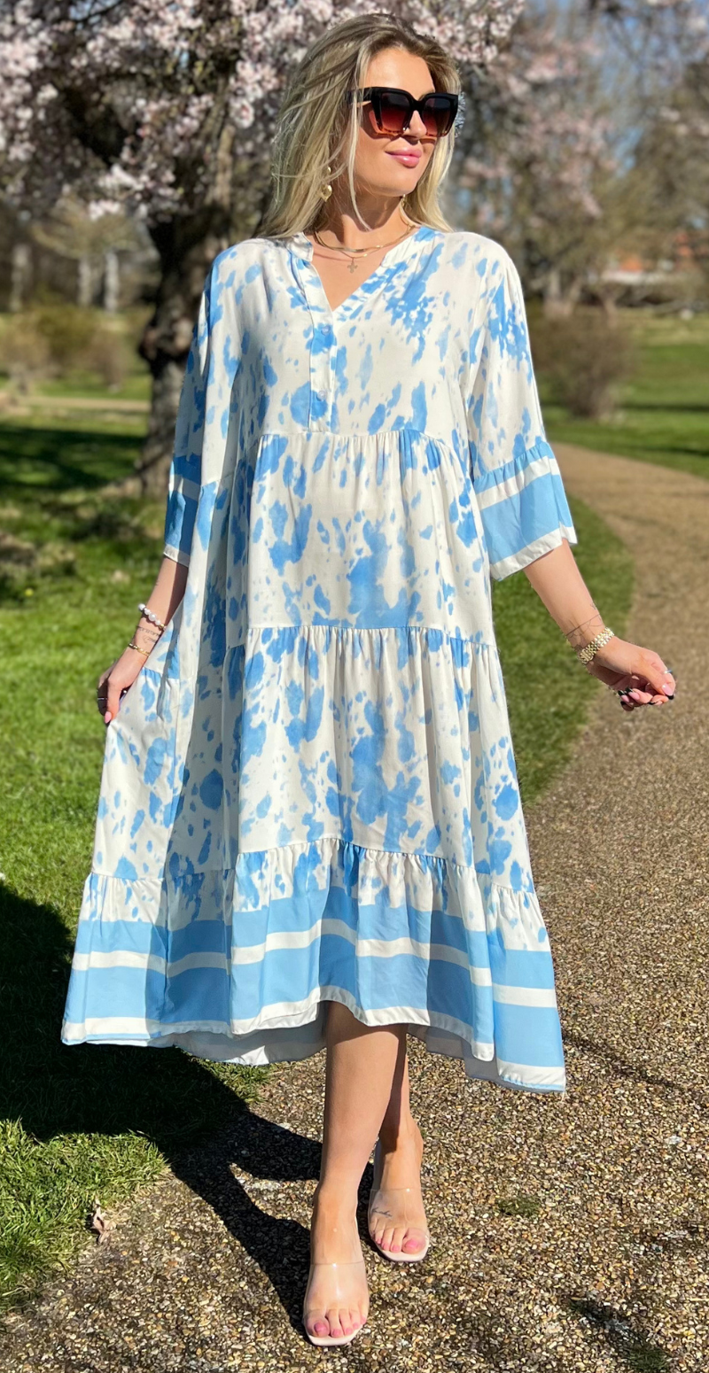 Kammy kjole med malerisk mønster lysblå LikeLondon