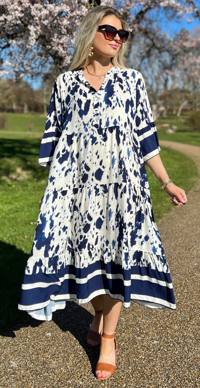 Kammy kjole med malerisk mønster navy LikeLondon