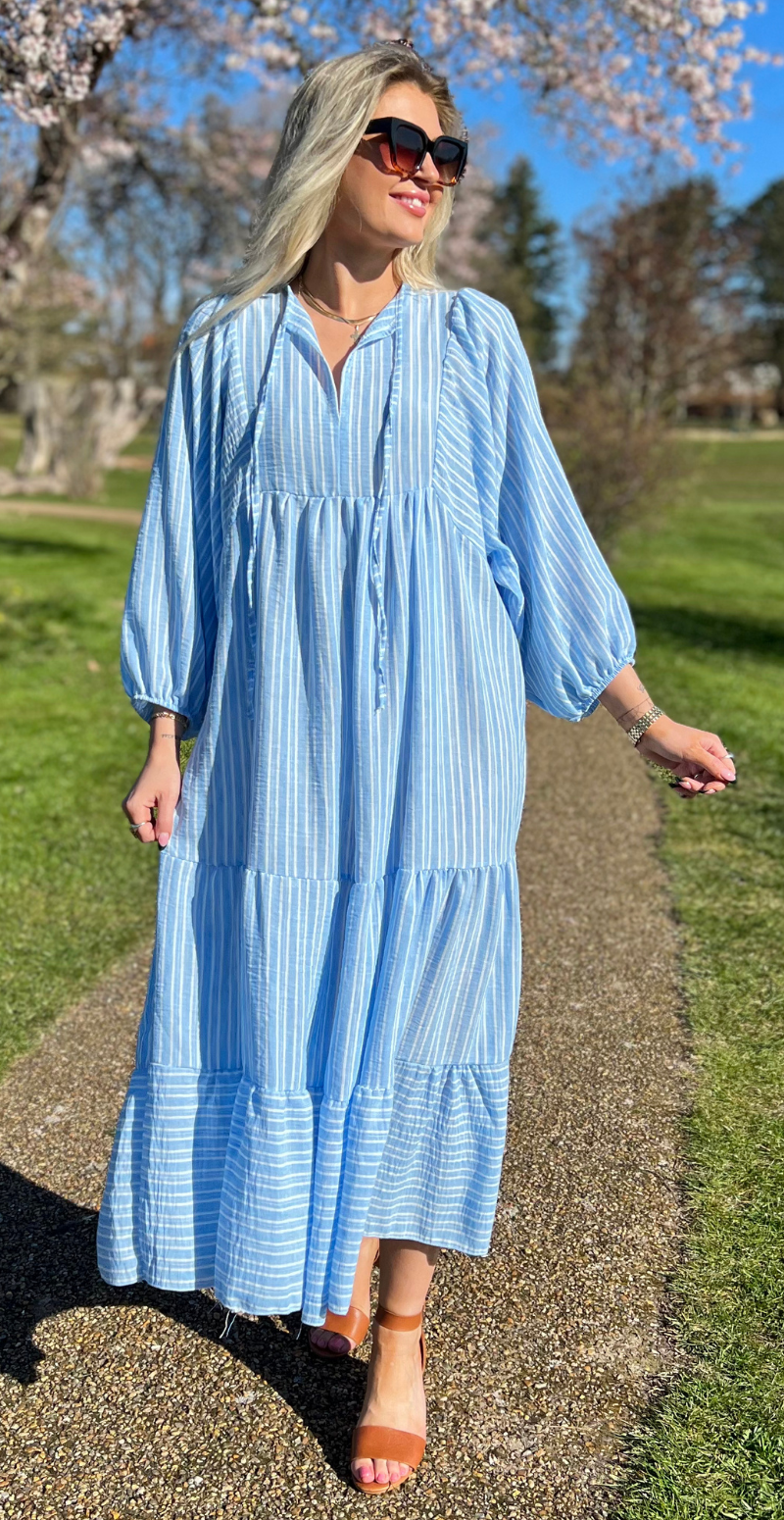 Gry kjole med snørre, vidde og peplum lysblå LikeLondon