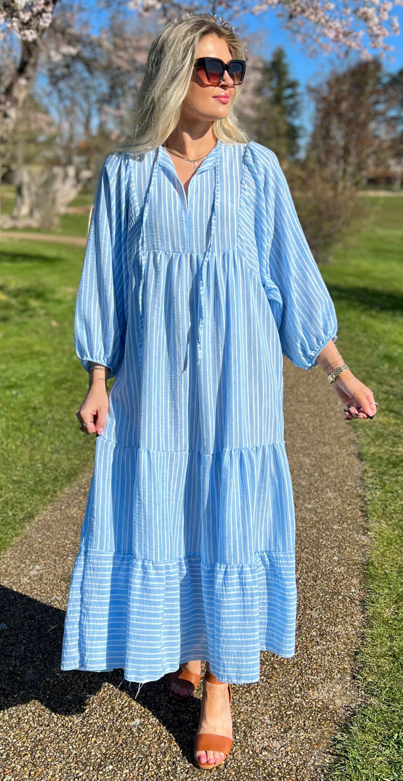 Gry kjole med snørre, vidde og peplum lysblå LikeLondon