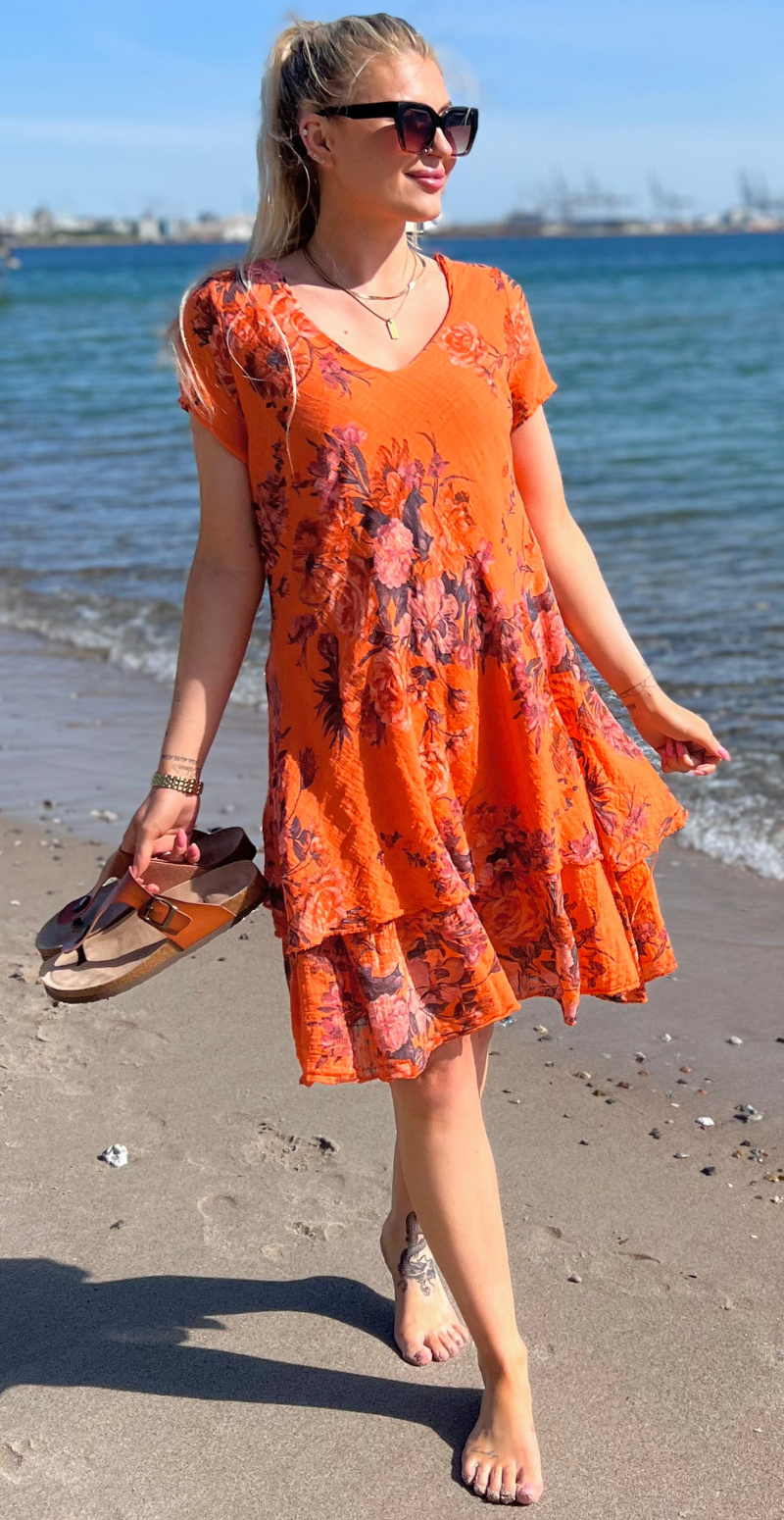 Simone kjole i 2 lag med blomsterprint orange LikeLondon