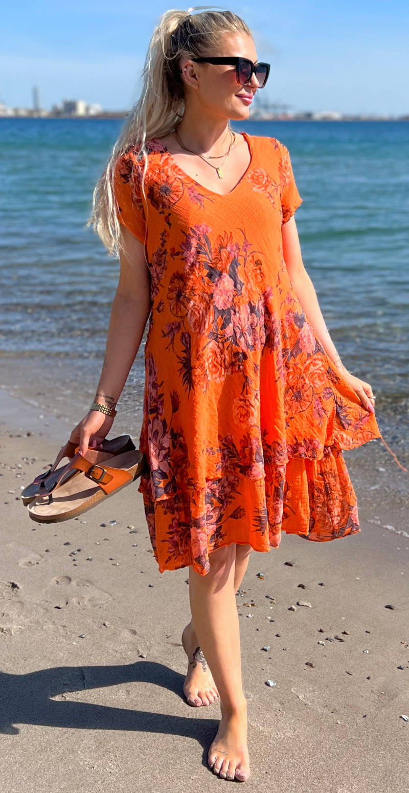 Simone kjole i 2 lag med blomsterprint orange LikeLondon