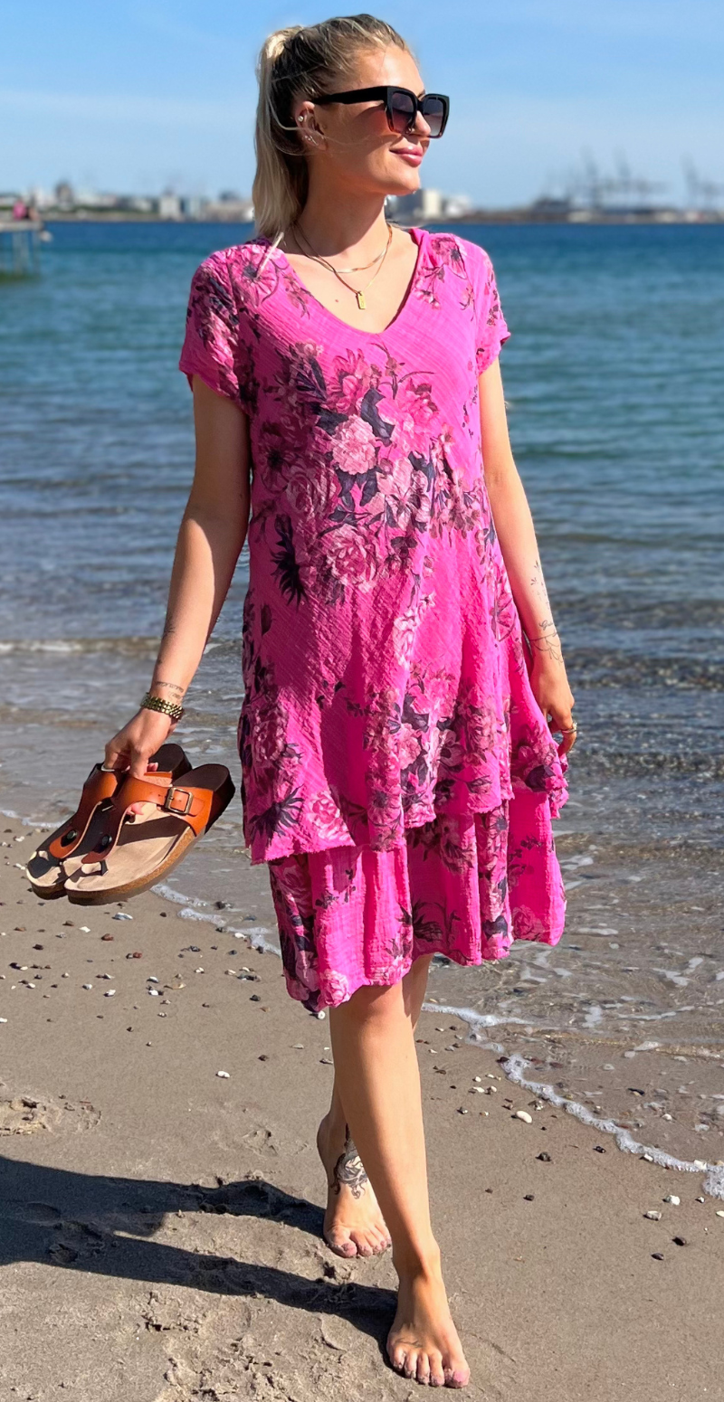 Simone kjole i 2 lag med blomsterprint pink LikeLondon