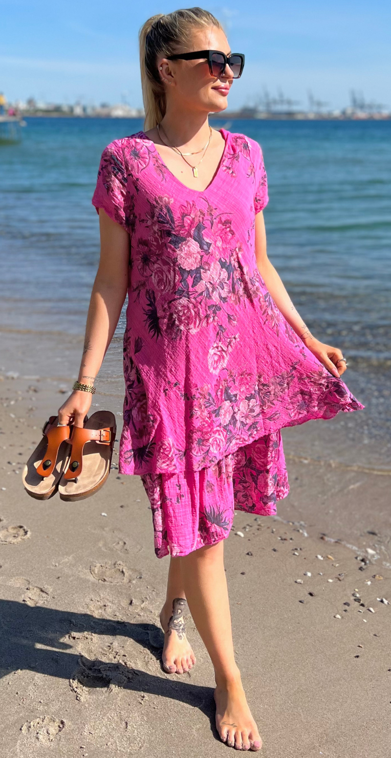 Simone kjole i 2 lag med blomsterprint pink LikeLondon