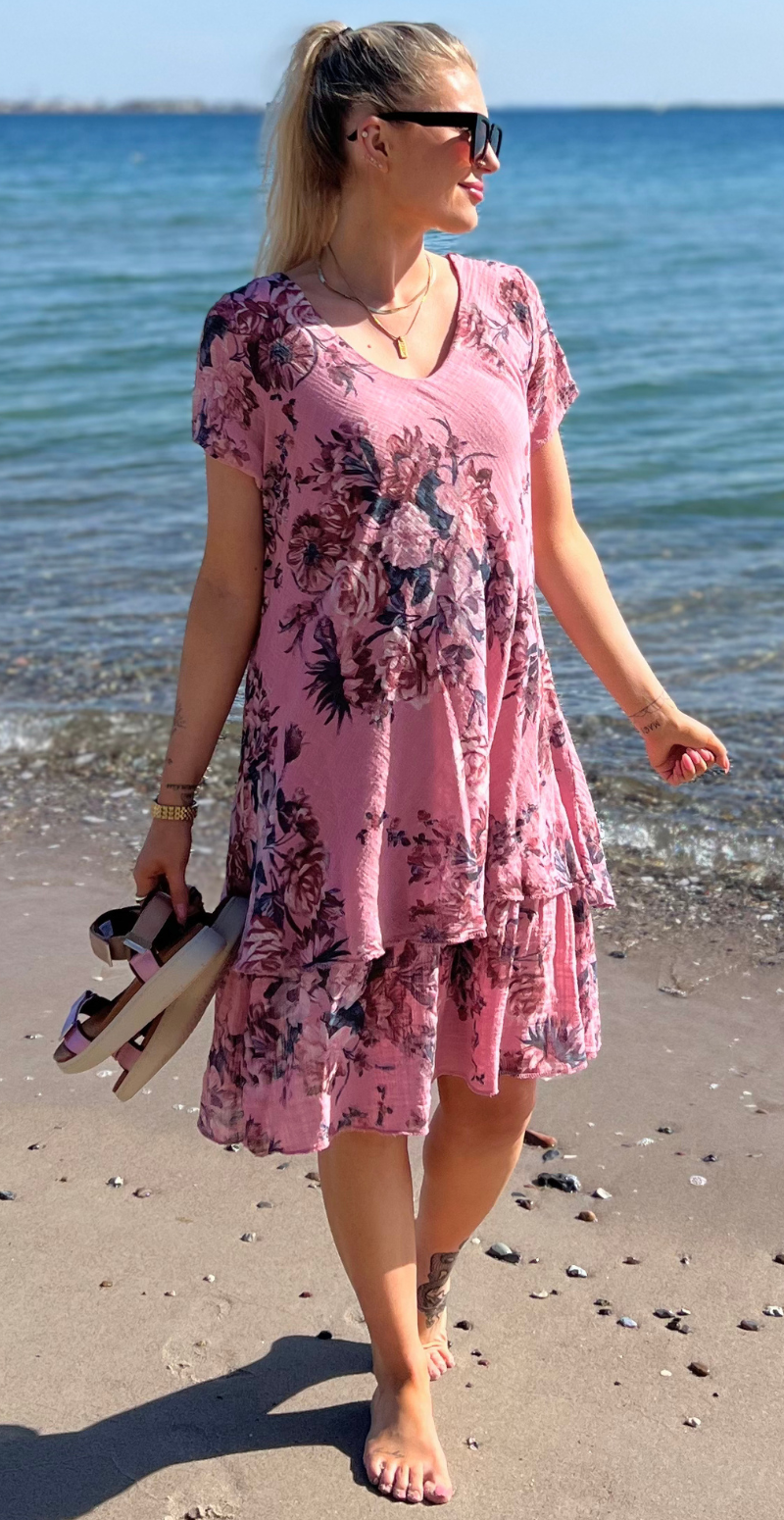 Simone kjole i 2 lag med blomsterprint rosa LikeLondon