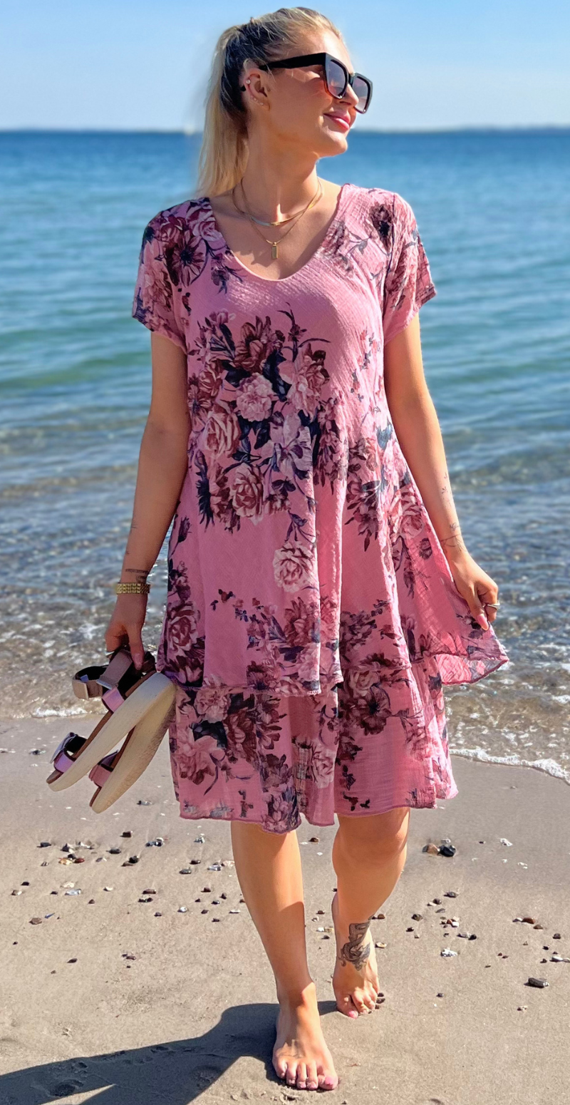 Simone kjole i 2 lag med blomsterprint rosa LikeLondon