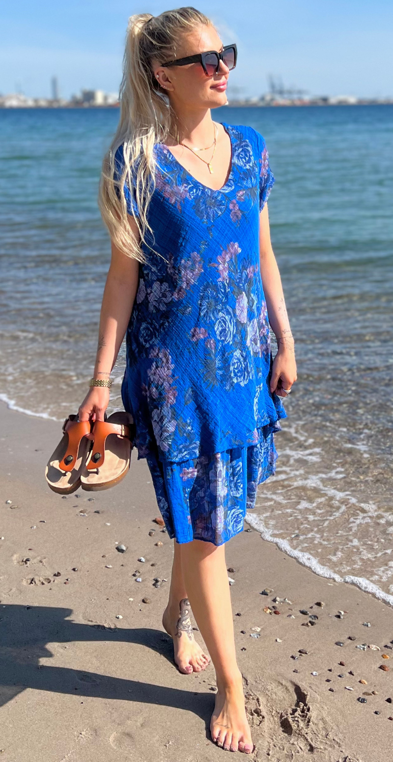 Simone kjole i 2 lag med blomsterprint royal blue LikeLondon