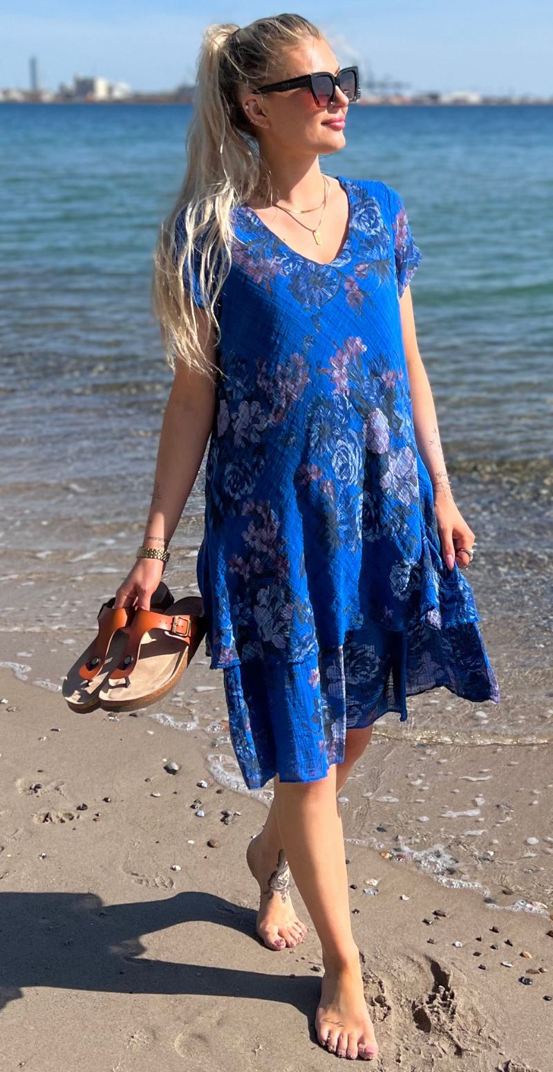 Simone kjole i 2 lag med blomsterprint royal blue LikeLondon