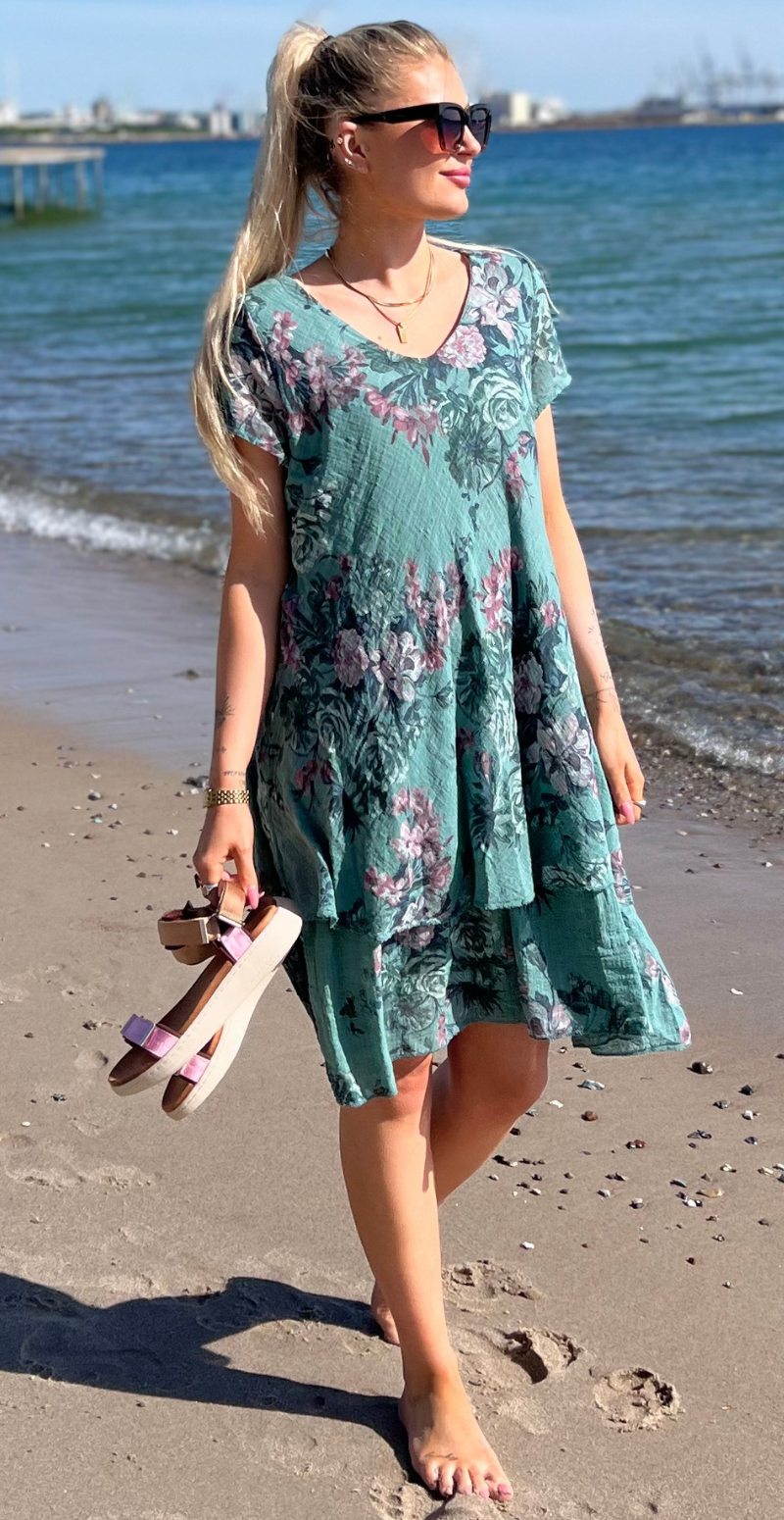 Simone kjole i 2 lag med blomsterprint sea moss LikeLondon