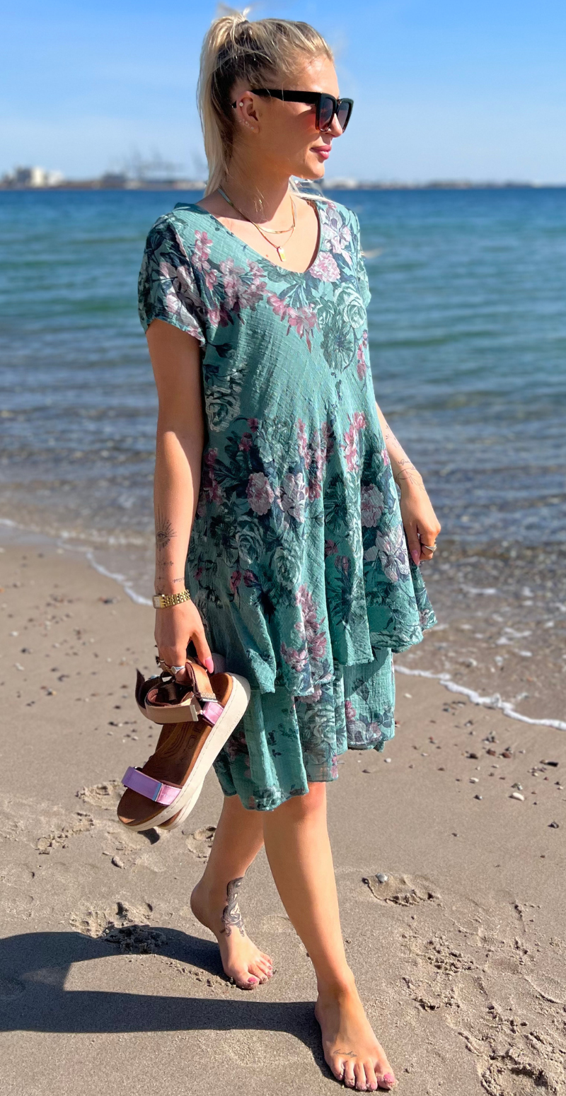 Simone kjole i 2 lag med blomsterprint sea moss LikeLondon