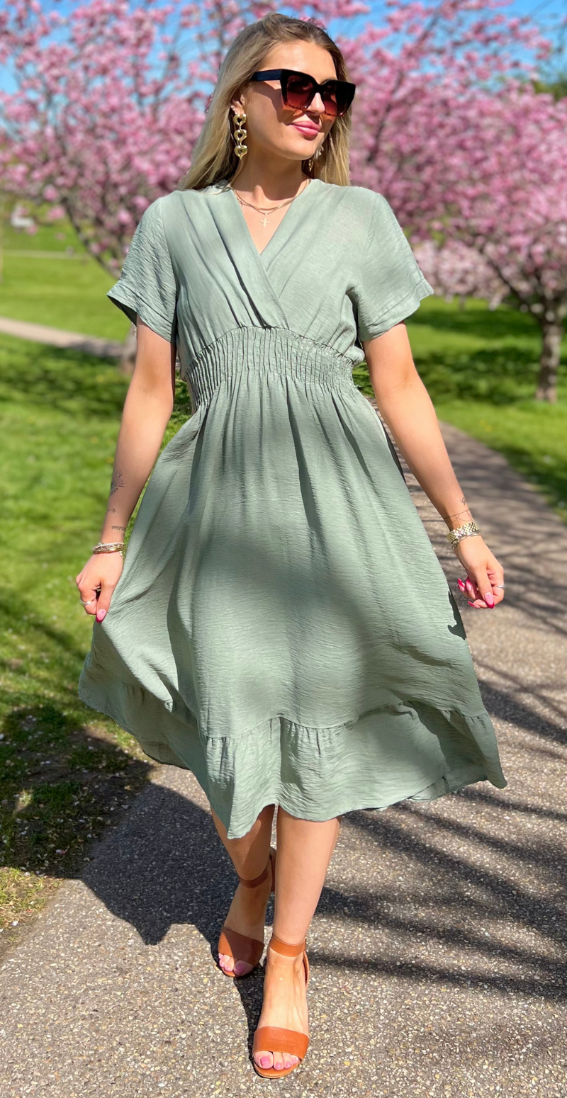 Nadia kjole med elastik i taljen og slå-om effekt khaki LikeLondon