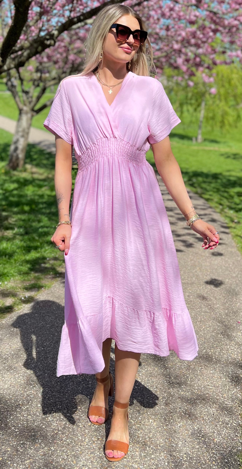 Nadia kjole med elastik i taljen og slå-om effekt rosa LikeLondon