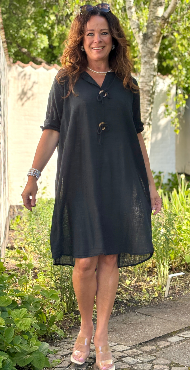 Shirley kjole med træknap og snørre sort LikeLondon