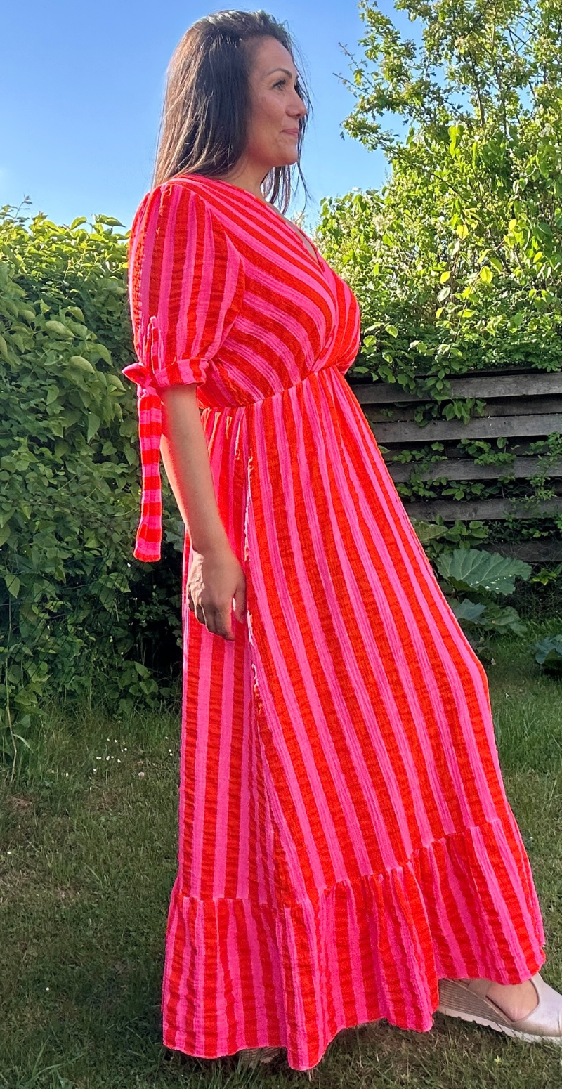 Shop Camilla lang stribet kjole med bindebånd ved ærmerne og peplum Christina