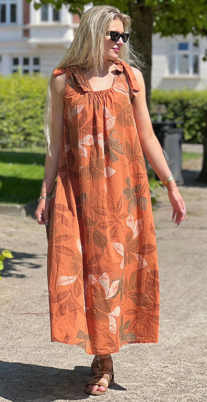 Magda kjole med sløjfestropper og blomster rust LikeLondon