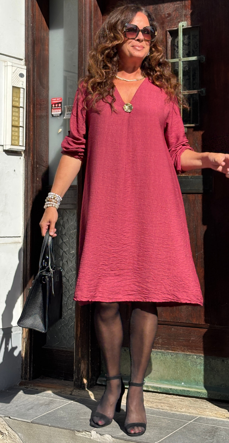 Bianca kjole med V-hals og bronzeknap bordeaux LikeLondon