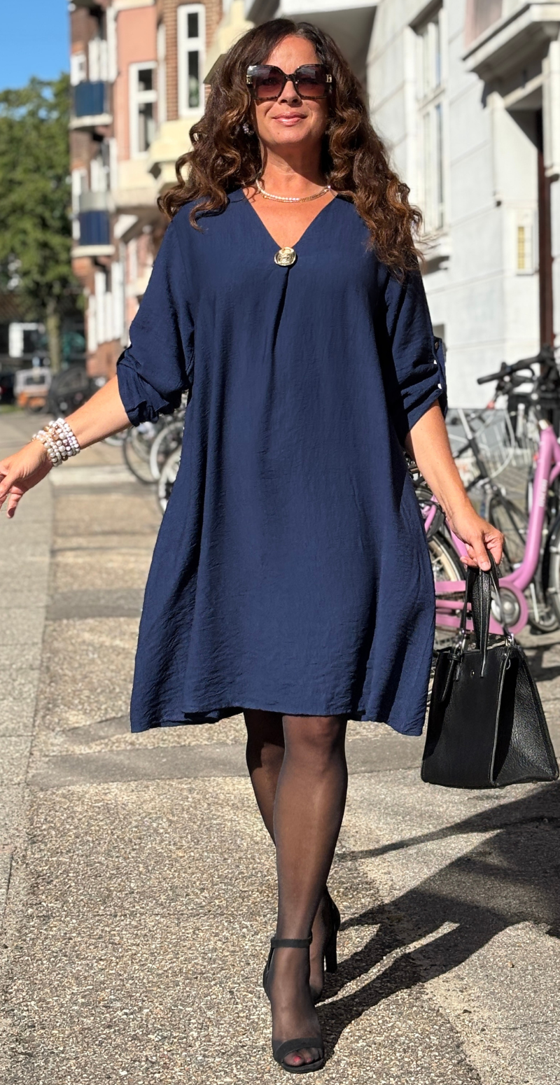 Bianca kjole med V-hals og bronzeknap navy LikeLondon
