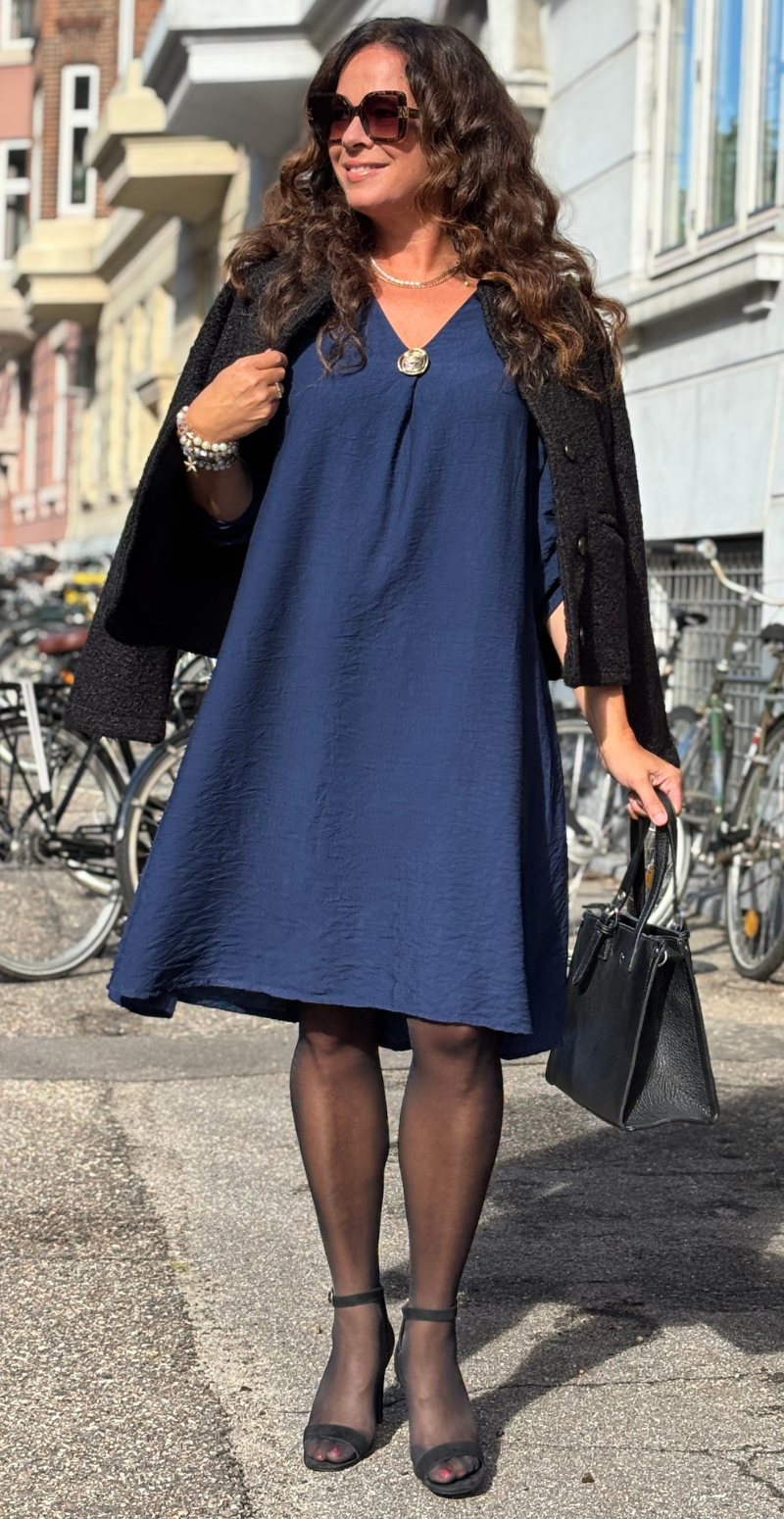 Bianca kjole med V-hals og bronzeknap navy LikeLondon
