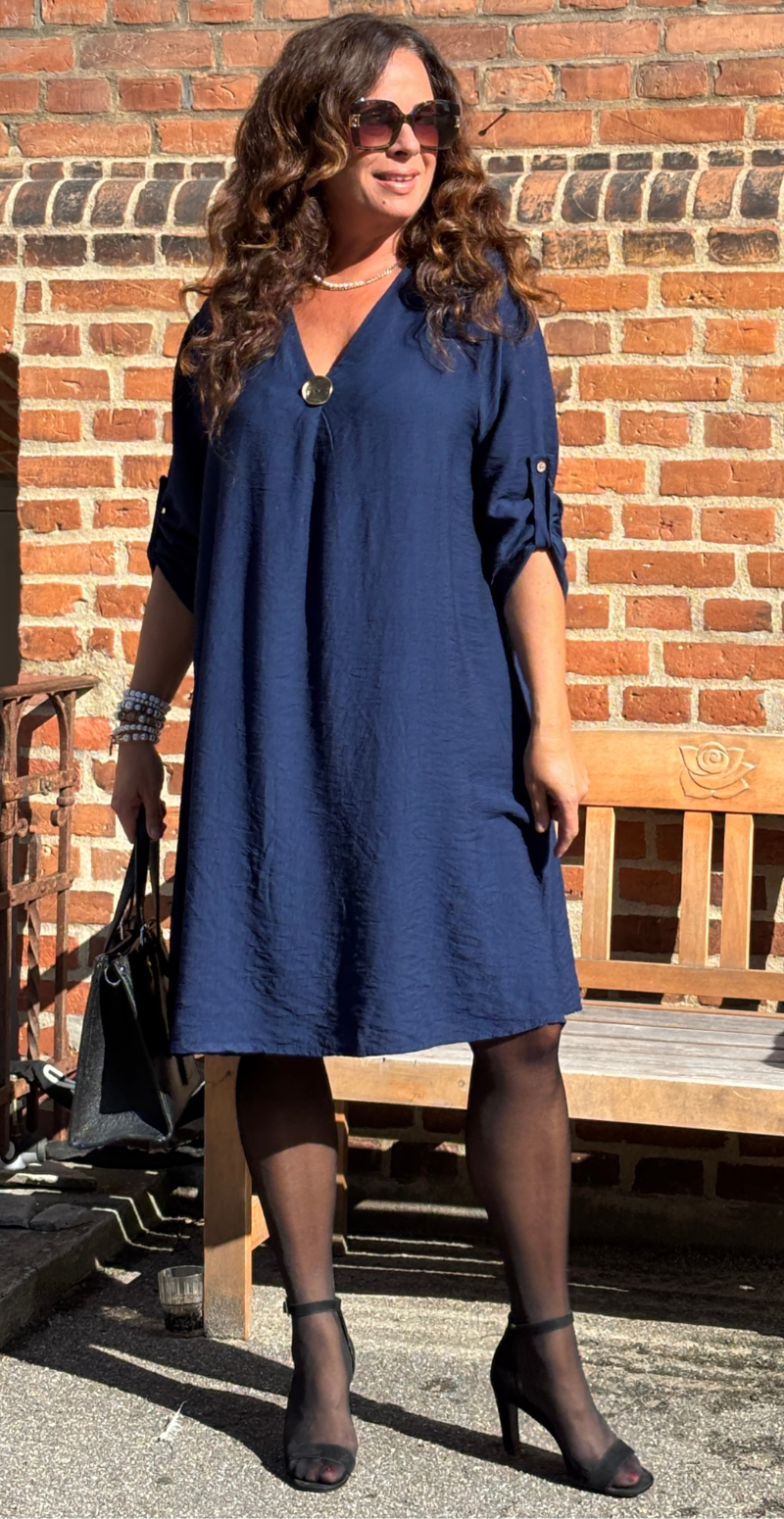 Bianca kjole med V-hals og bronzeknap navy LikeLondon