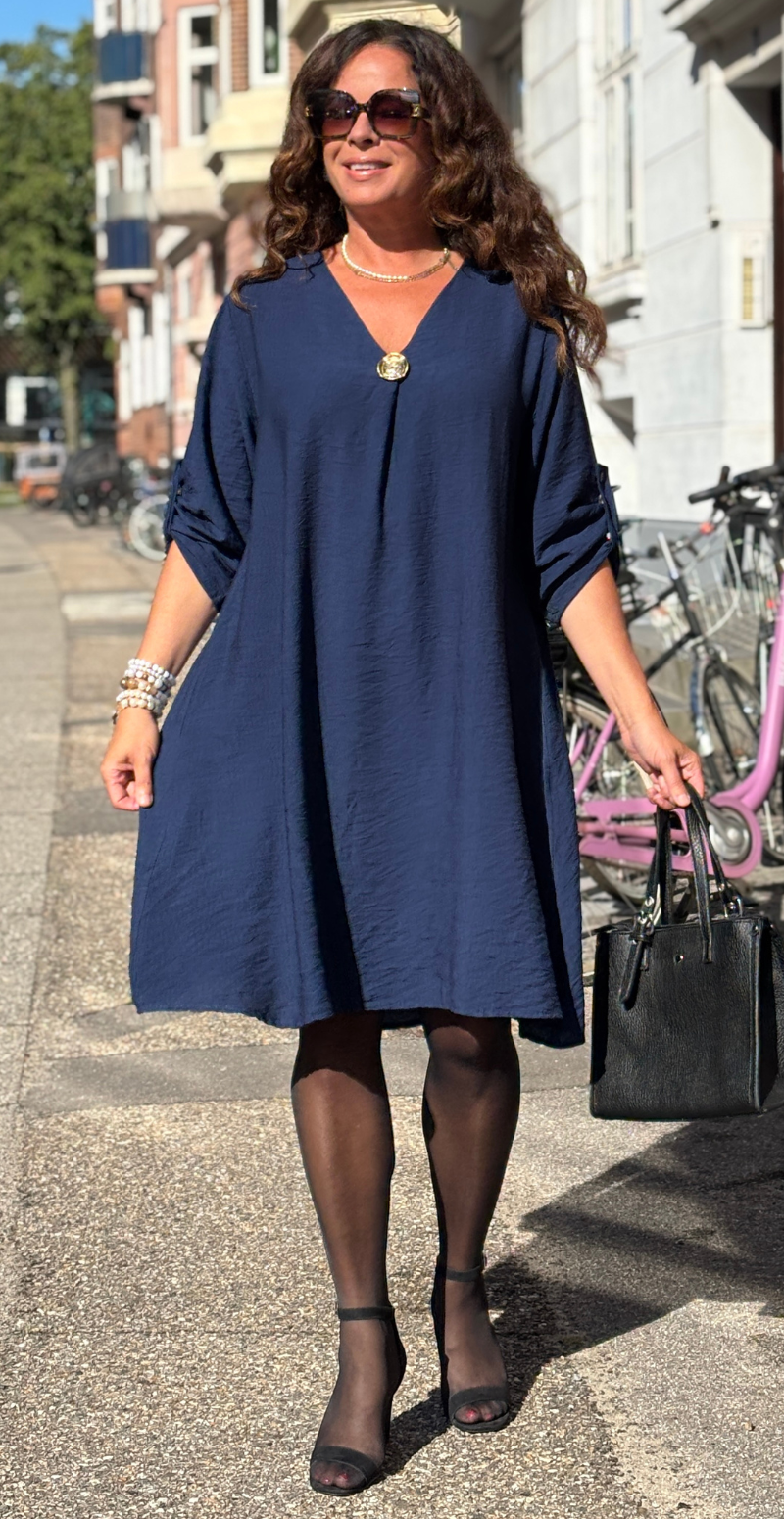 Bianca kjole med V-hals og bronzeknap navy LikeLondon