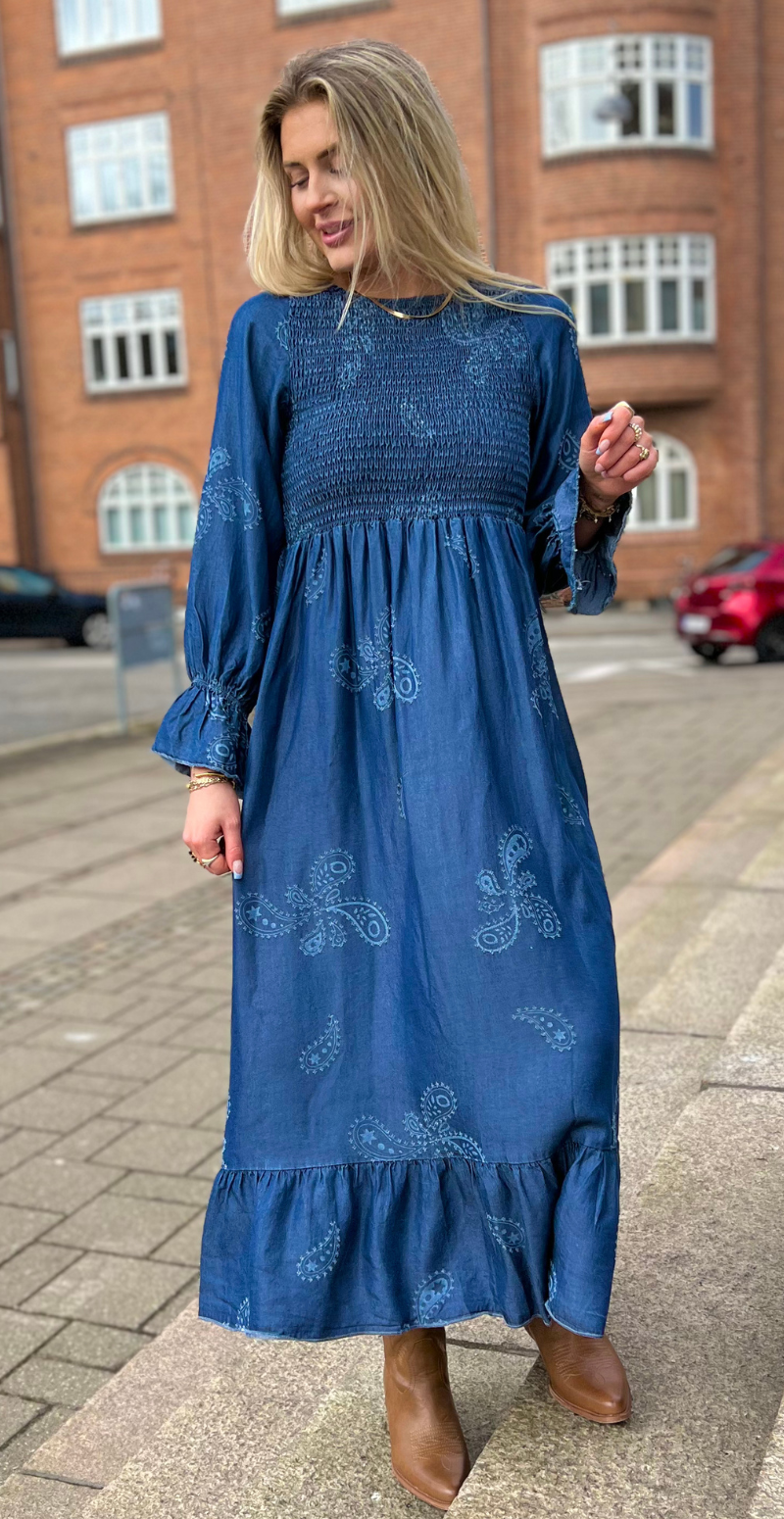 Chiara kjole med paisley og smock dark denim LikeLondon