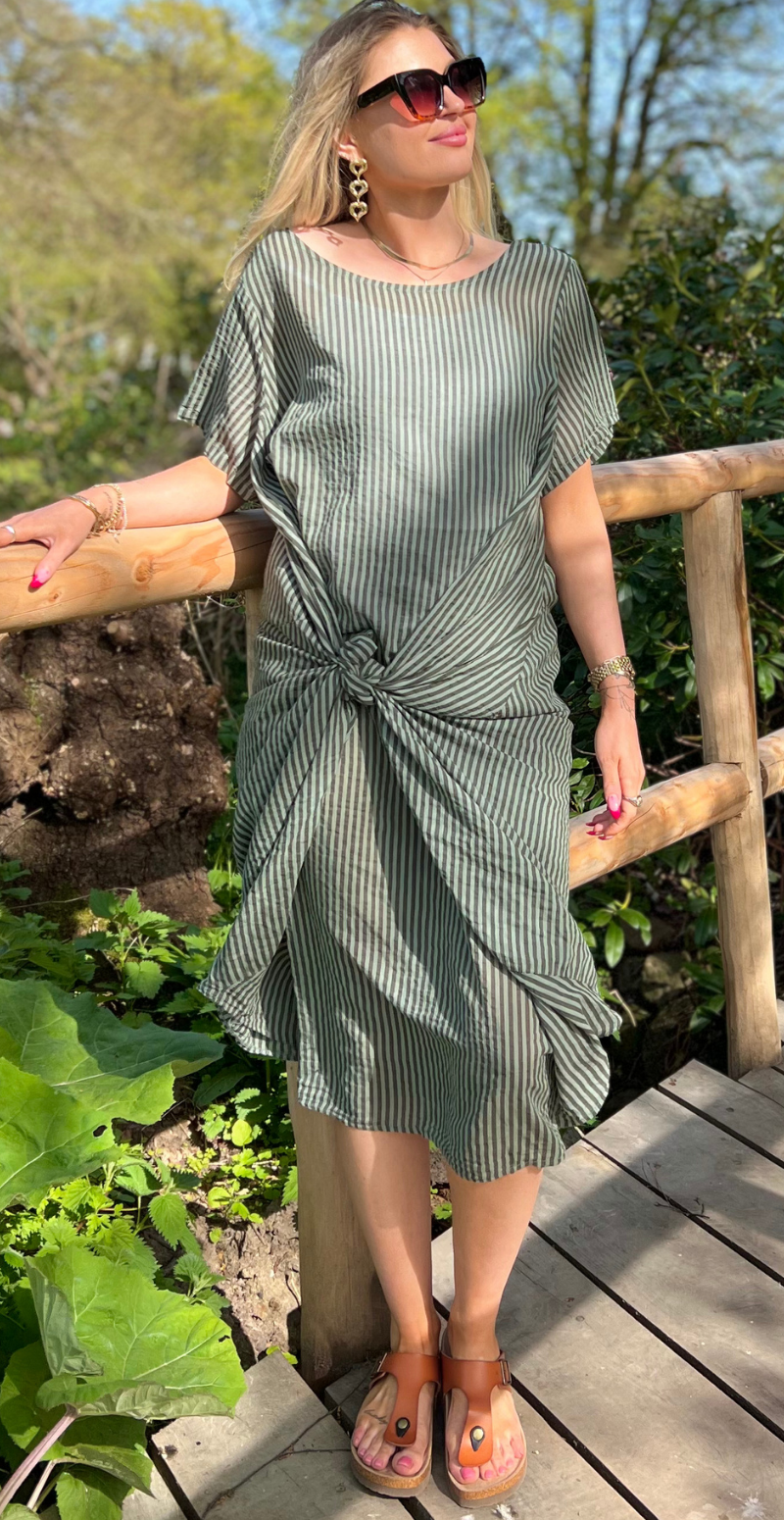 Esther kjole med striber og ekstra vidde i siden khaki LikeLondon