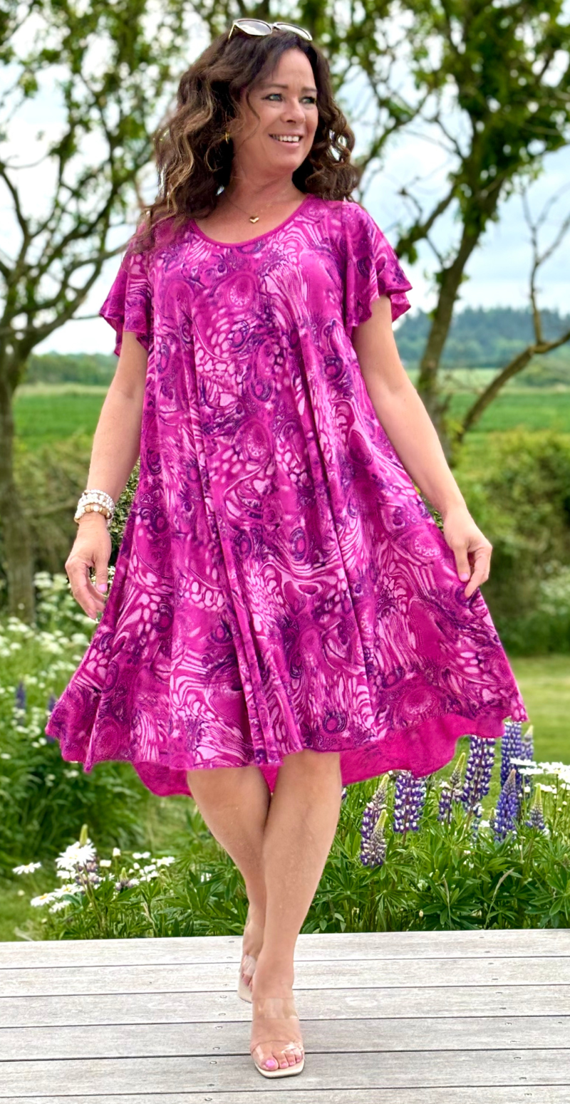 June a-formet kjole med mønster fuchsia