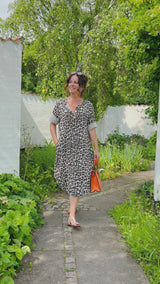 Ibi kjole med leopardprint og træknap beige LikeLondon
