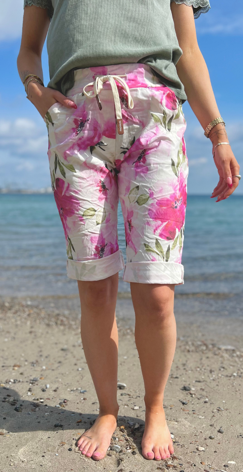 Nora shorts med snørre og blomsterprint fuxia LikeLondon