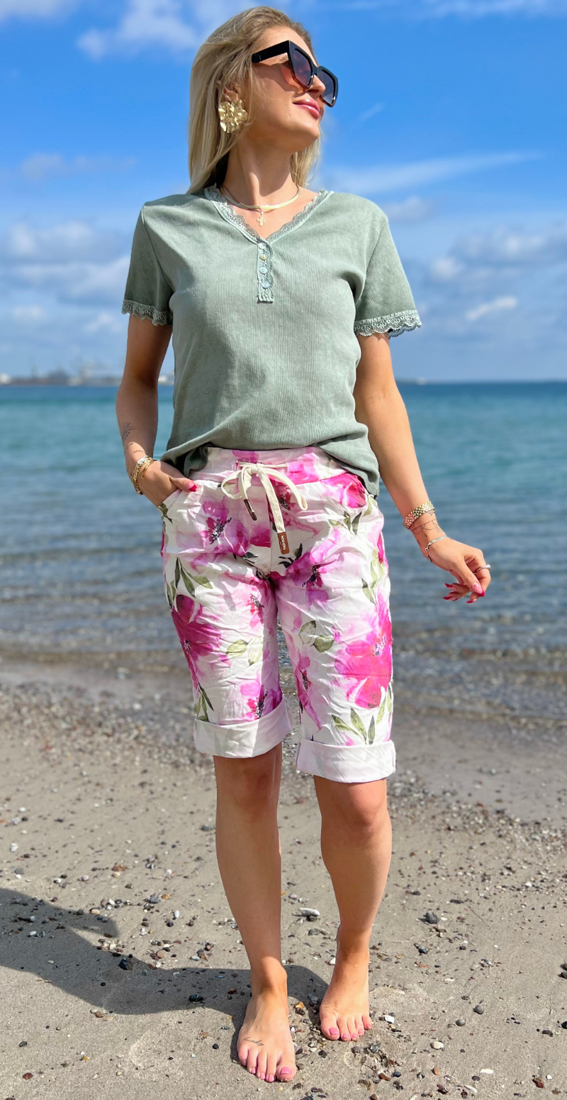 Nora shorts med snørre og blomsterprint fuxia LikeLondon