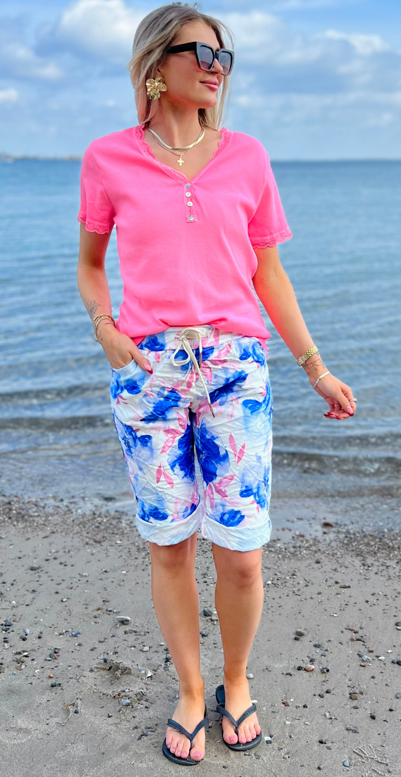 Nora shorts med snørre og blomsterprint royal blue LikeLondon