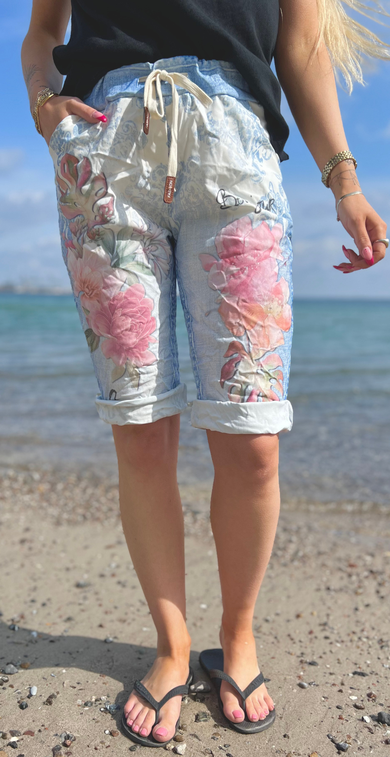 Nora shorts med blomsterprint og "bonjour" denim LikeLondon