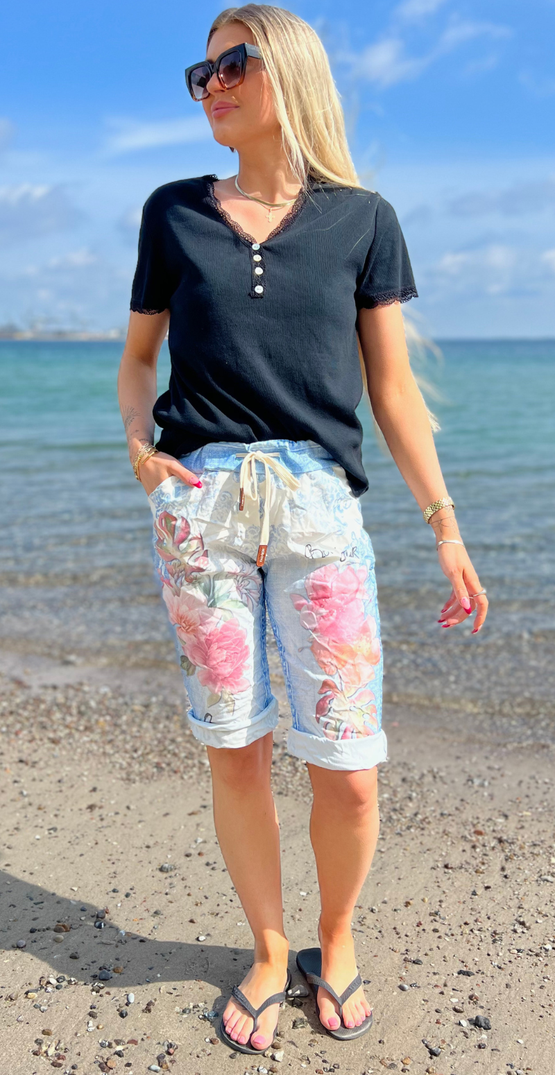 Nora shorts med blomsterprint og "bonjour" denim LikeLondon