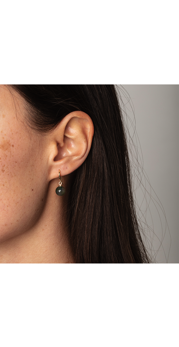 Guld øreringe med grøn glasperle (4502611820625)