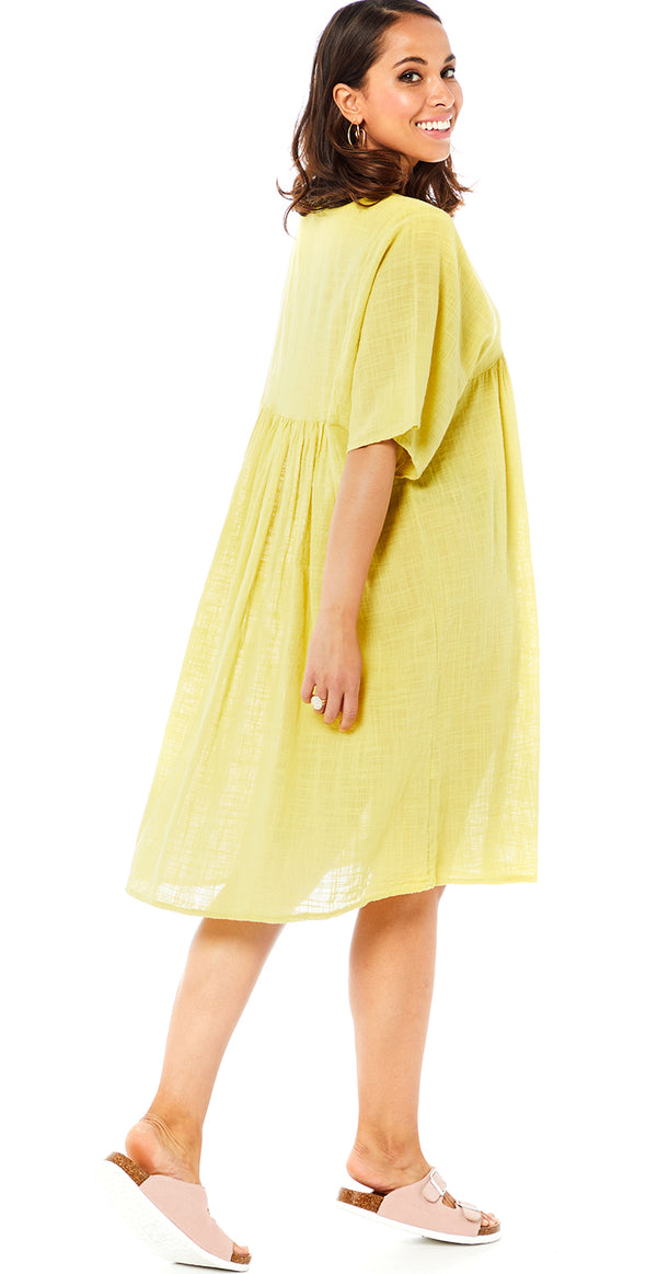 Kort kjole med v-hals gul Likelondon