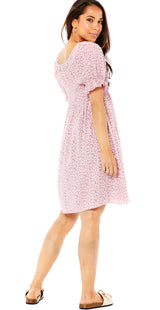Vigga kort kjole med små blomster og elastik ærmer rosa Likelondon