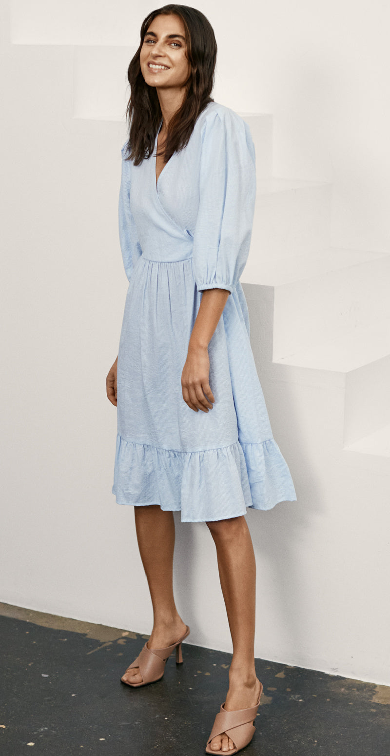 Kort kjole med slå-om effekt lysblå