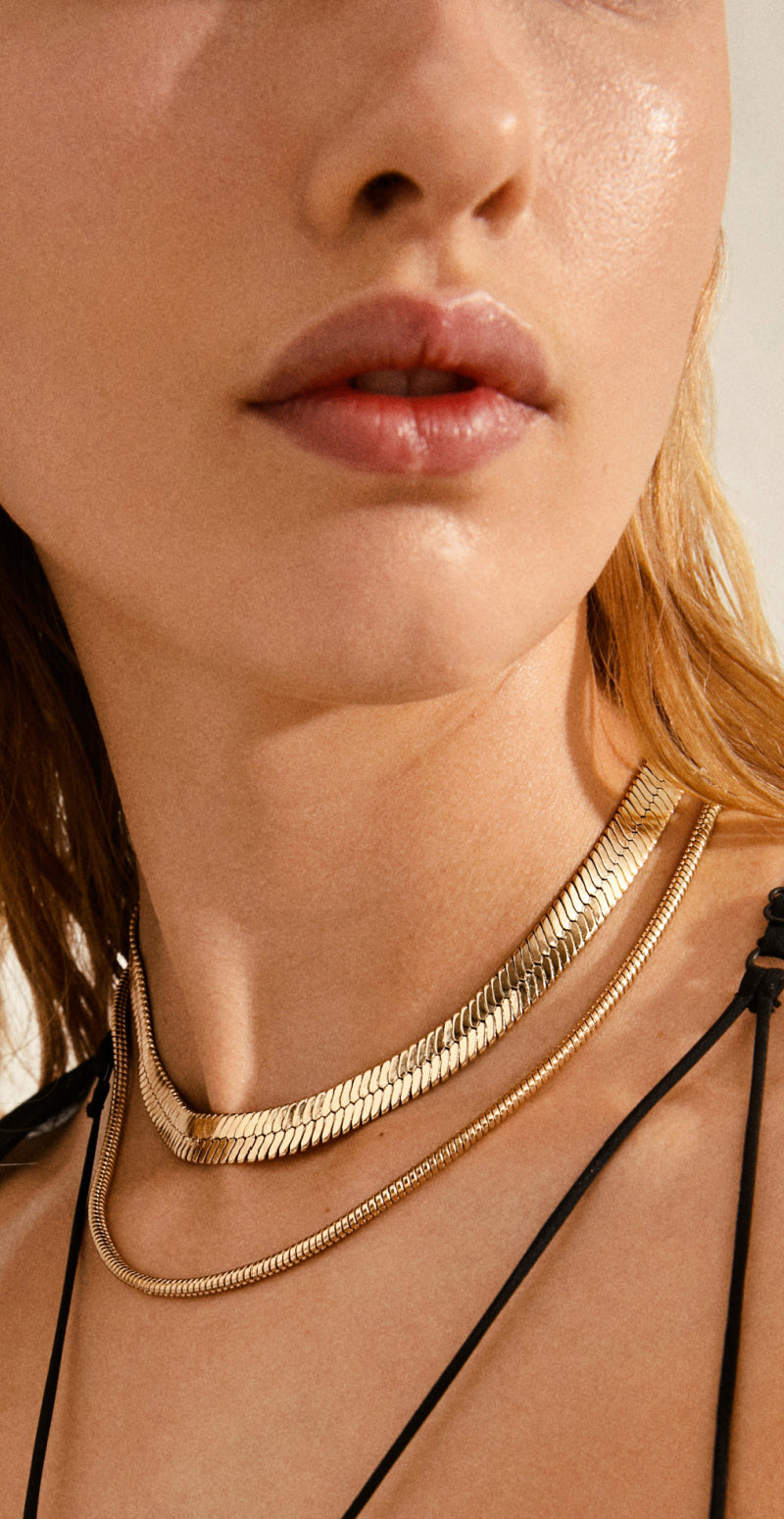 Guld halskæder i et trendy sæt