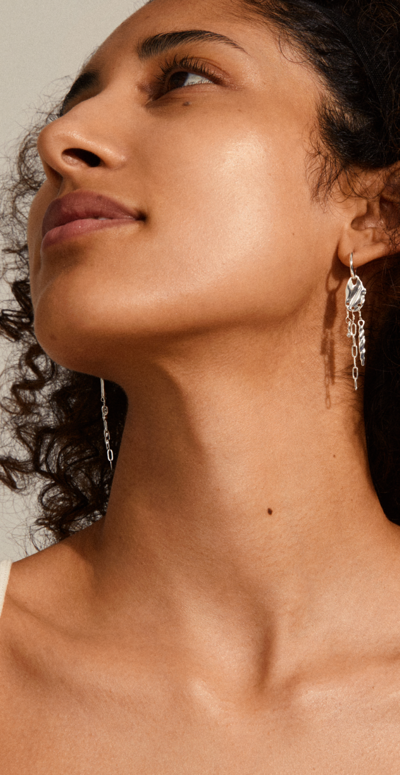 Sølvbelagt huggie hoops med vedhæng