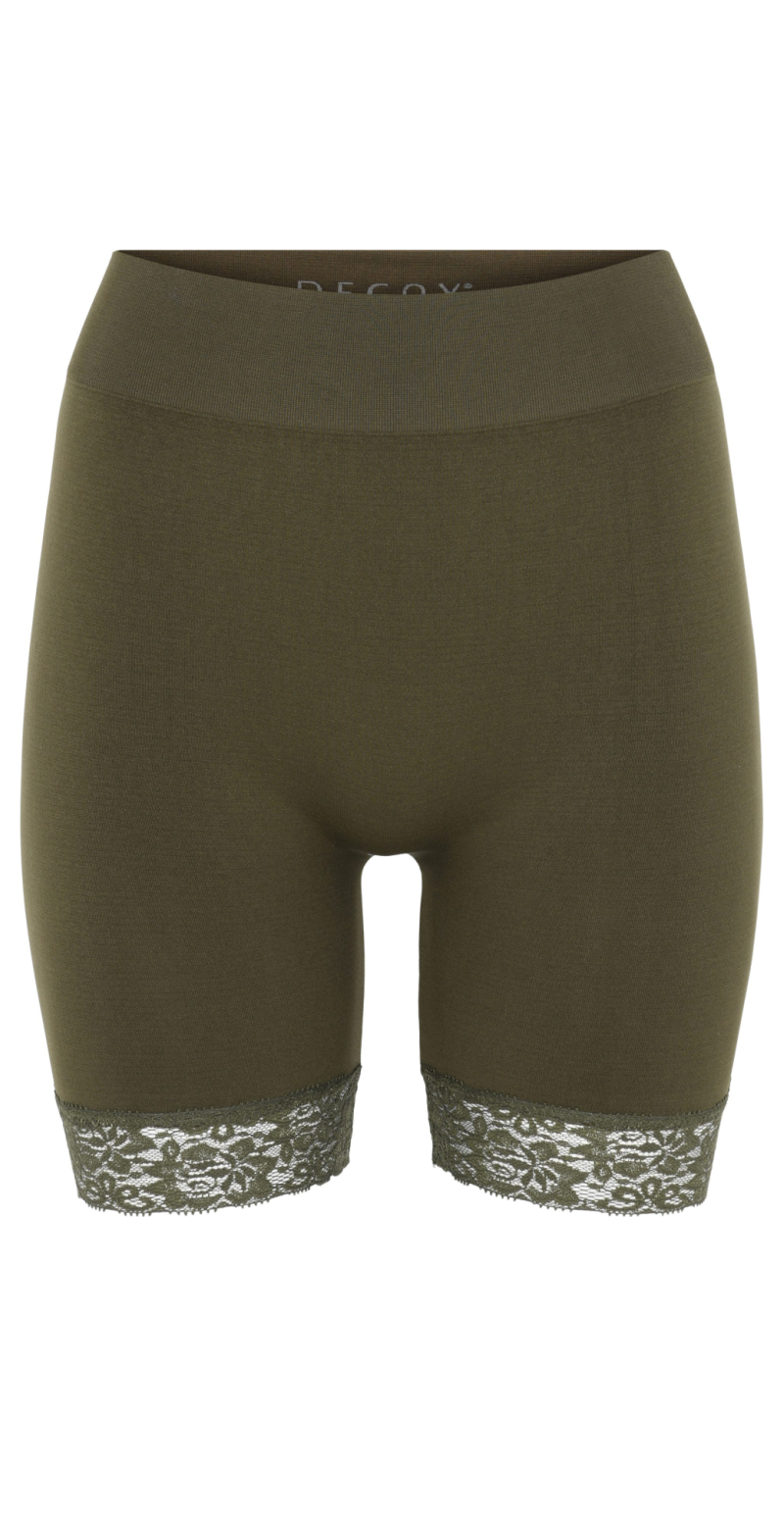 Army shorts med blonde i bunden