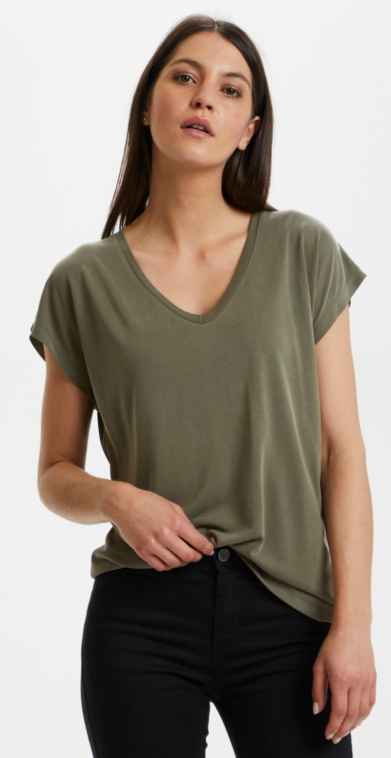 KAlisse t-shirt med v-hals grapeleaf