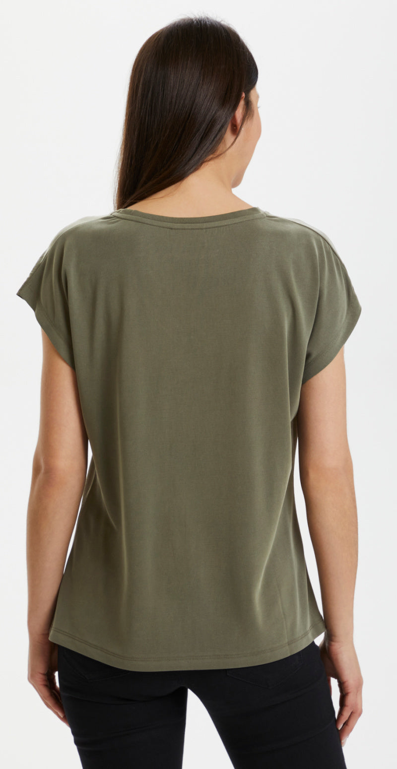 KAlisse t-shirt med v-hals grapeleaf