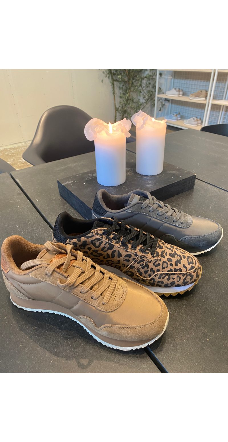 Sneakers i latte med detaljer